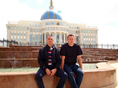 Dr Pintsaar ja dr Saluse Astanas presidendi palee ees. Foto: Aivar Pintsaare erakogu.