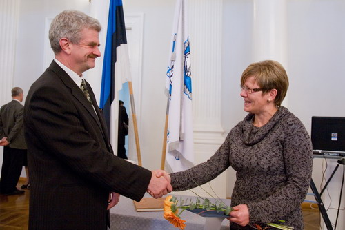 Kliinikumi preemia andis kätte juhatuse esimees Urmas Siigur ning võttis vastu dr Tuuli Metsvaht. Foto: Jaak Nilson.