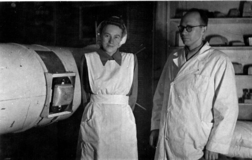 Dr Laos Koskvee ja (paremal) ja õde Siina Rantsus (vasakul) 1950-ndatel kiiritusaparaadi juures. Foto: erakogu.