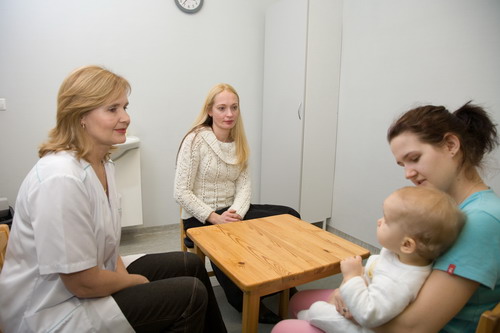 Implantatsioonimeeskonna arst dr Katrin Kruustük ning geneetik Rita Teek pisikest patsienti konsulteerimas. Foto: kliinikumi arhiiv.