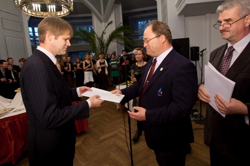 Dr Margus Punabile (vasakul) annab Kliinikumi aasta teaduspublikatsioonide preemia üle sihtkapitali asutaja Neinar Seli (paremal). Foto: Andres Tennus.