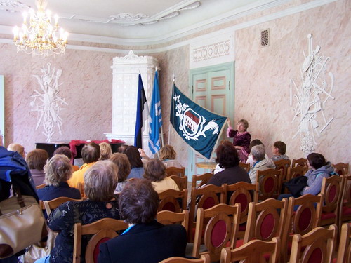 Järvamaa ekskursiooni käigus külastati ka Roosna-Alliku mõisa. Foto: Tartu AL.