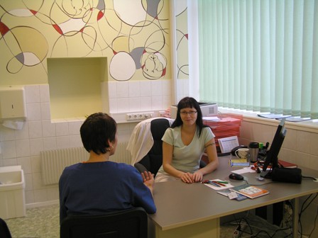 Ämmaemandad Häli Viilukas (laua taga) ja Moonika Pedosk (seljaga) äsjaavatud Perekeskuse vastuvõtukabinetis. Foto: naistekliiniku erakogu.