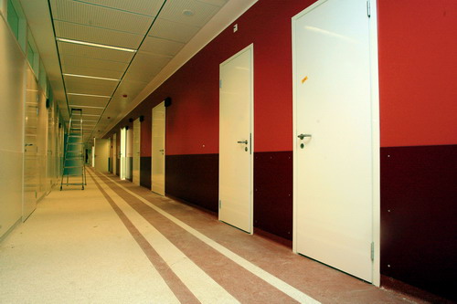 Naistenõuandla koridor, mille värvideks on punase erinevad varjundid kombineerituna heledate toonidega. Foto: Pille-Riin Pregel.
