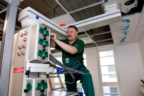 Tulevase neurointensiivi isoloaatori seadmekandurite paigaldamine. Foto: Jaak Nilson.